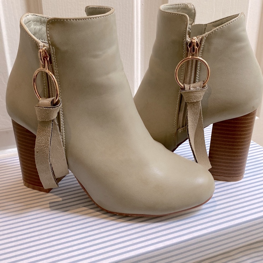 Catherine Malandrino “Carol” booties with tassel. Size 6